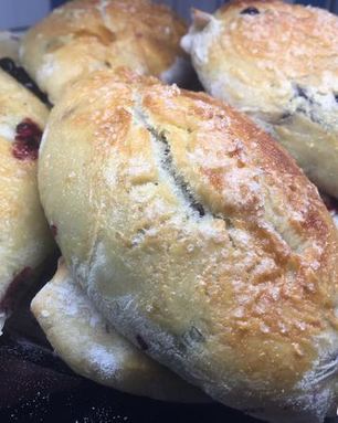 Пирожки на простокваше с лесными ягодами