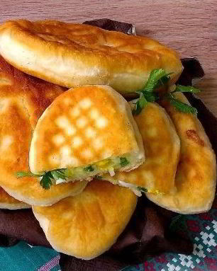 Пирожки с рисом и яйцом жареные