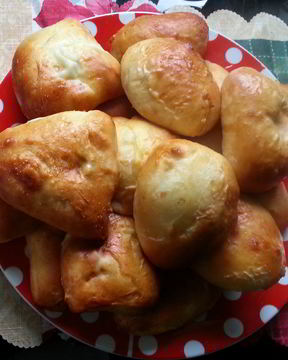 Пирожки с творогом и изюмом из дрожжевого теста