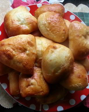 Пирожки с творогом и изюмом из дрожжевого теста