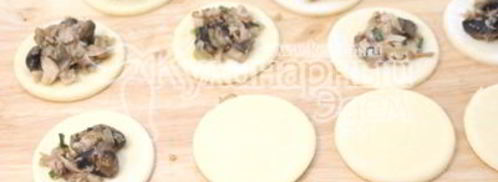 рождественские пирожки с грибами и курицей. Шаг 7