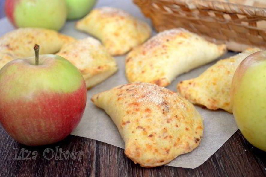 Рецепт яблочных пирожков из сырного теста
