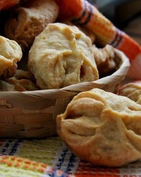 Закусочные пирожки с колбасой и сыром