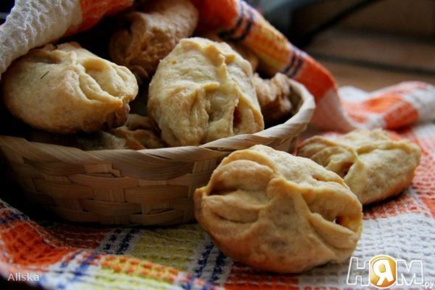 Рецепт закусочных пирожков с колбасой и сыром