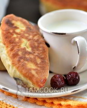 Жареные пирожки с вишней