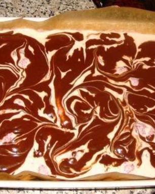 Брауни с крим-чизом и малиной