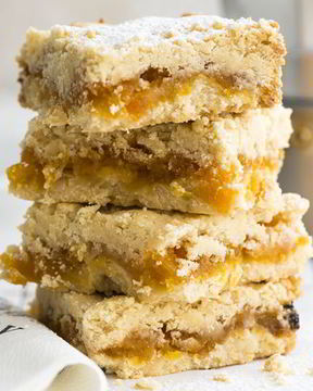 Домашнее нарезное пирожное с курагой