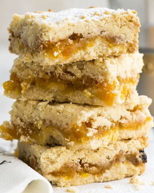 Домашнее нарезное пирожное с курагой