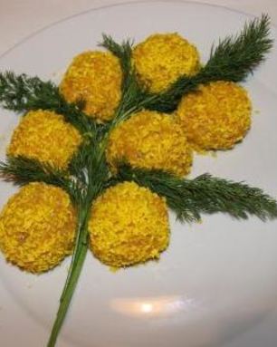 Нежное песочное пирожное с вишней и фундуком