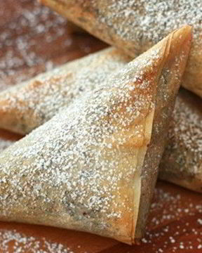 Пирожное со сливочным сыром и сухофруктами