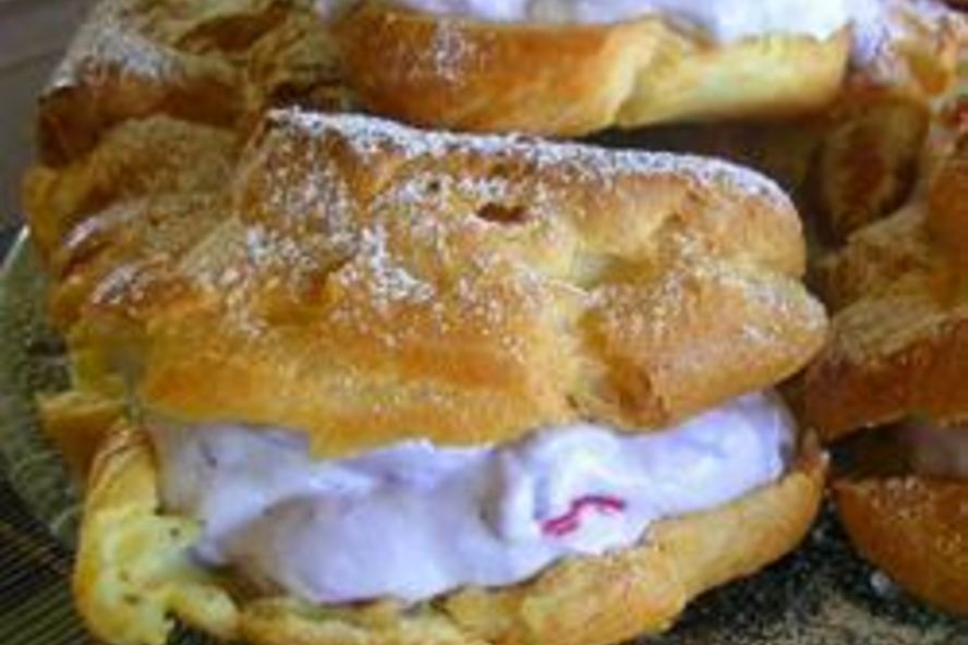 Рецепт пирожных из заварного теста с ягодами и сливками