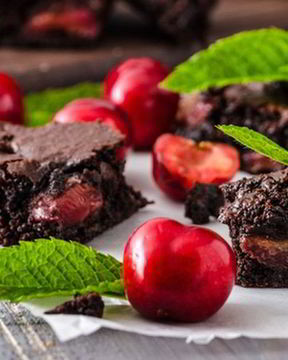 Пряный брауни с сушеной вишней и имбирем