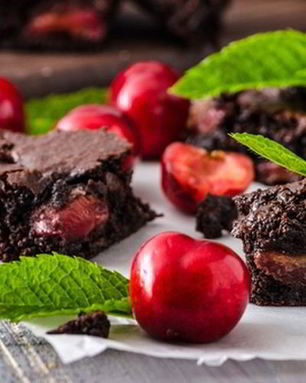 Пряный брауни с сушеной вишней и имбирем