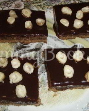 Шоколадное пирожное с орехами