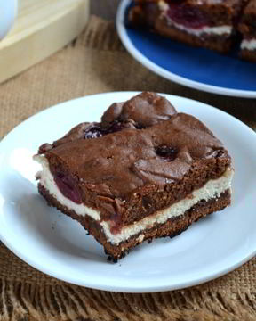 Шоколадный брауни с вишней