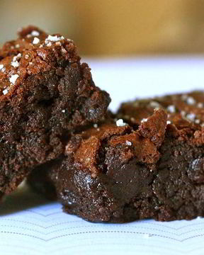 Шоколадные пирожные с солью