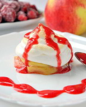 Яблочное пирожное с меренгой и малиновым соусом