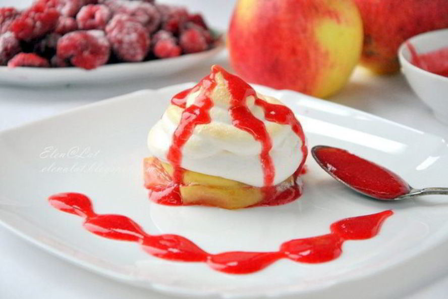 Рецепт яблочного пирожного с меренгой и малиновым соусом