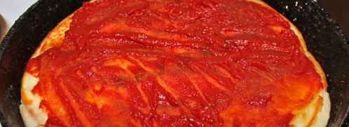 быстрая пицца на кефире без сметаны на сковороде. Шаг 7