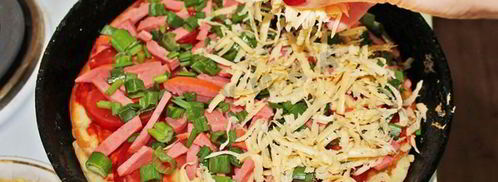 быстрая пицца на кефире без сметаны на сковороде. Шаг 8