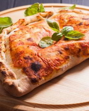 Домашняя закрытая пицца с пепперони