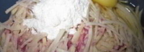 картофельная пицца с колбасой на сковороде. Шаг 3