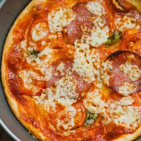 Пицца с колбасой