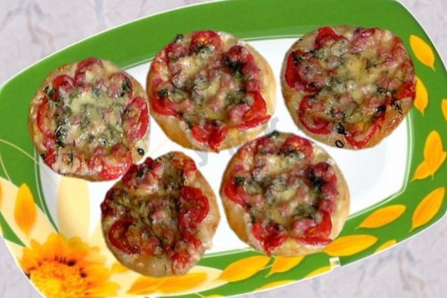 Рецепт пиццы мини из слоеного теста