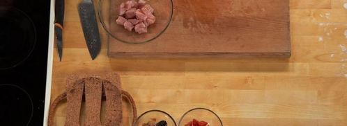 пицца с индейкой и белыми грибами со свежим салатом. Шаг 2