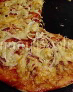 Пицца с колбасой к пиву