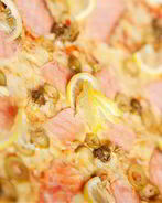 Пицца с копченым лососем и укропным кремом