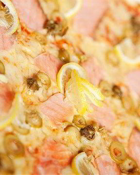 Пицца с копченым лососем и укропным кремом