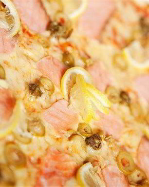 Пицца с копченым лососем и укропным кремом