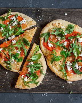 Пицца с козьим сыром и руколой