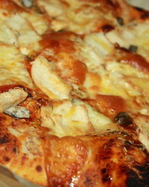 Пицца с курицей и каперсами