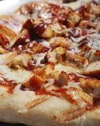 Пицца с курицей и помидорами