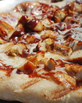 Пицца с курицей и помидорами