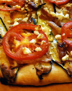 Пицца с помидорами и баклажанами