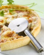 Пицца с помидорами и салями