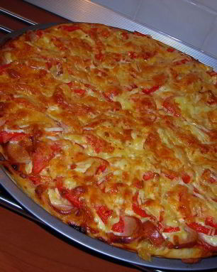 Пицца с сосисками и сыром