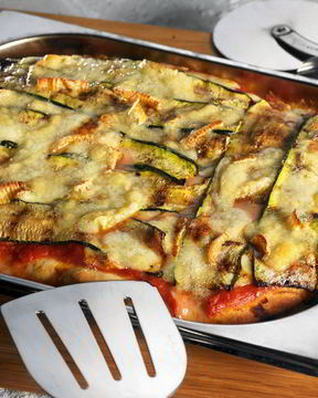 Пицца с сыром таледжо и цукини