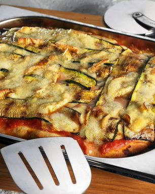 Пицца с сыром таледжо и цукини