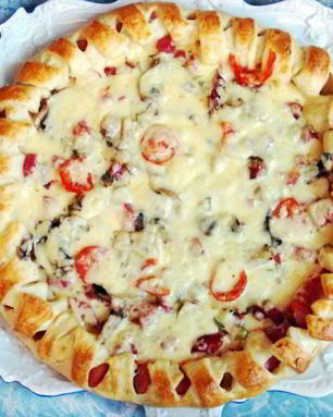 Праздничная пицца с солеными огурцами и колбасой