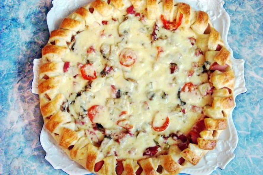 Рецепт праздничной пиццы с солеными огурцами и колбасой