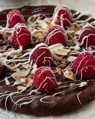 Шоколадная пицца с миндалем и малиной