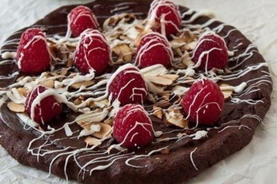 Рецепт шоколадной пиццы с миндалем и малиной