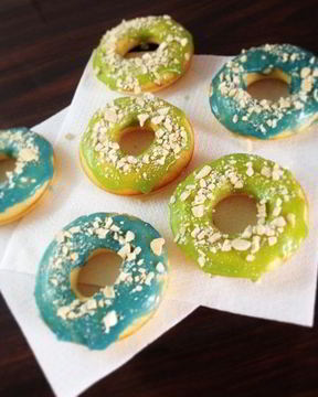 Американские пончики с шоколадной глазурью