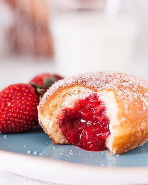 Пончики с клубникой дома