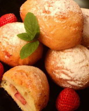 Творожные пончики с клубникой