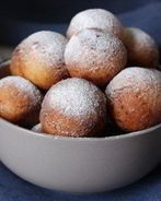 Творожные пончики в сахарной пудре